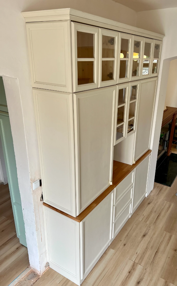 Zblízka na detaily řemeslného zpracování světlých kuchyňských dvířek