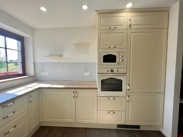 Rozložení pracovní plochy s dřezem ve světlé rodinné kuchyni